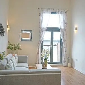 Apartment Soak Up The Light At A Soothing, Stylish In Marina, Swansea